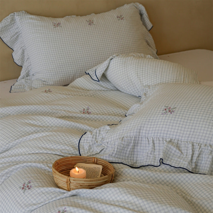 Quilted bedding set made of cotton blend with gingham check and delicate floral embroidery