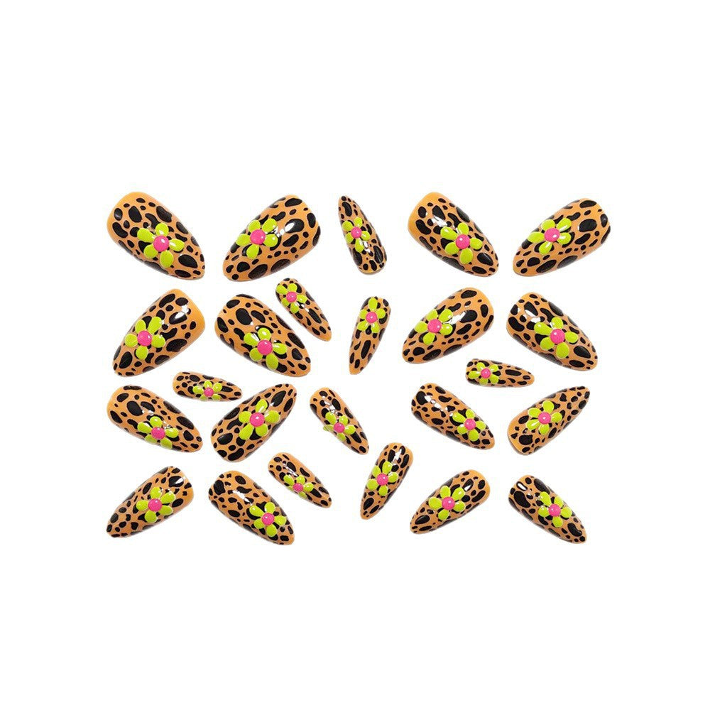 Glamorous nail art with leopard pattern and flower appliqués Kalsten