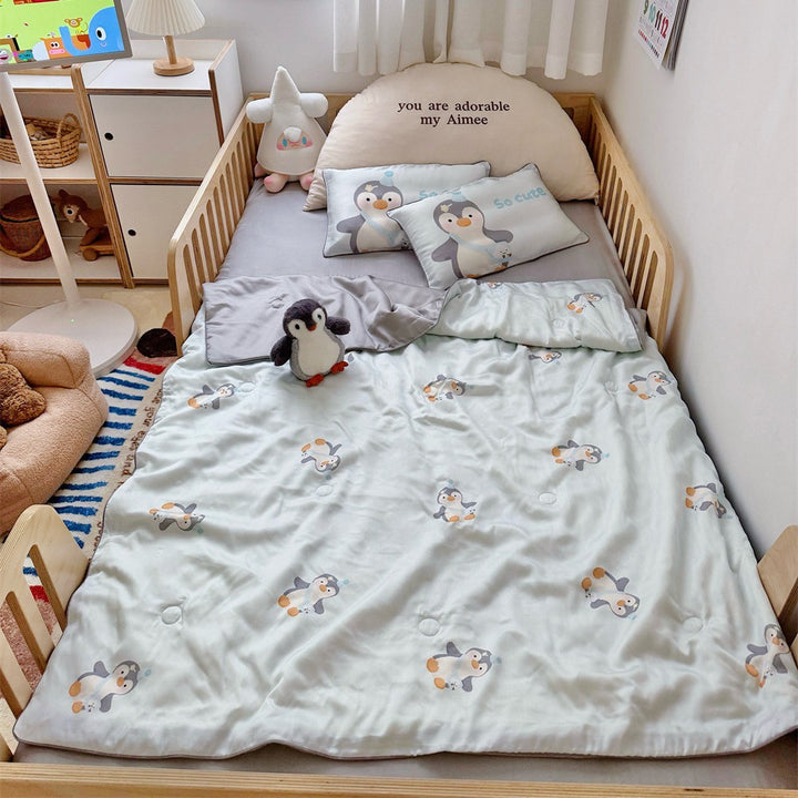 Kids bedding set with lightweight quilted blanket and cute animal print
