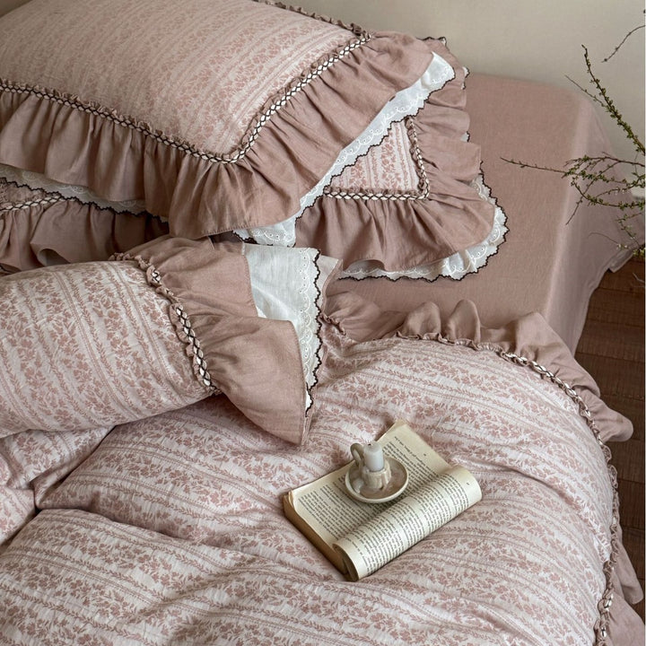 Bedding set with vintage ruffles, reversible cover and lightweight comforter