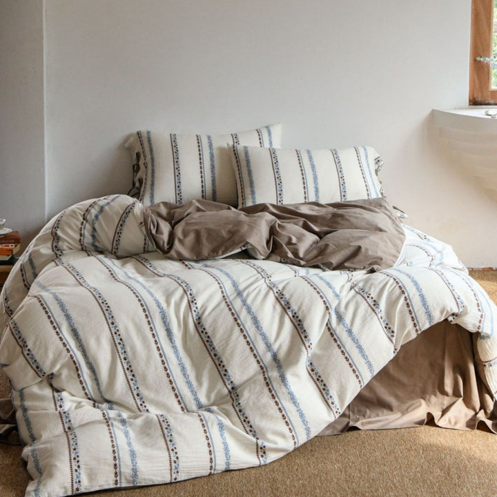 Striped reversible bedding set made of cotton-linen mix with decorative stripes and pillowcases