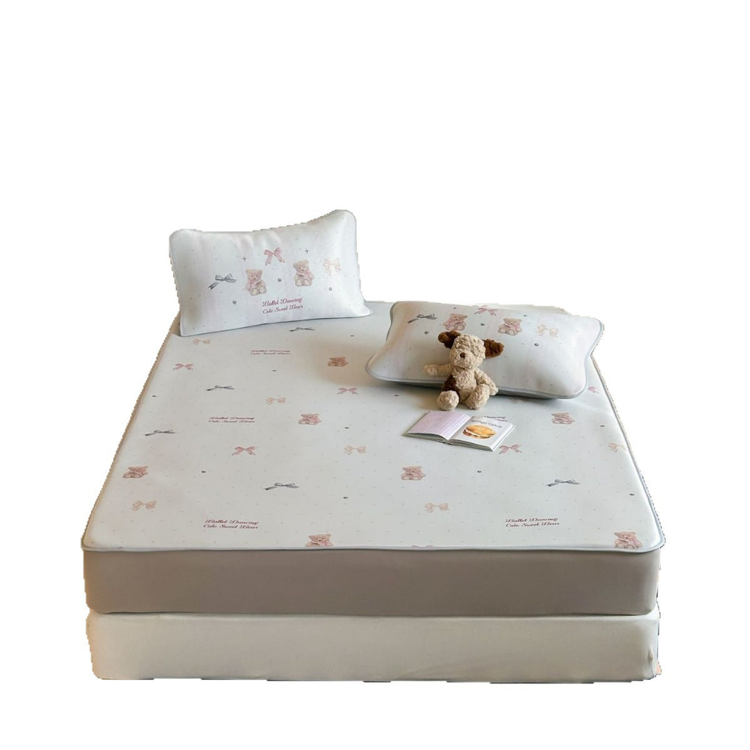 Floral fitted sheet set made of skin-friendly cotton with fine piping and slip-resistant underside