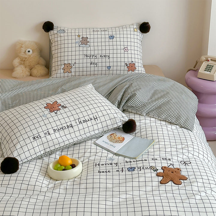 Children's bedding set made of cotton percale with check pattern, bear appliqué and pompom corners
