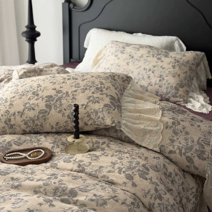 Quilted cotton quilt bedding set with vintage rose print and seersucker texture