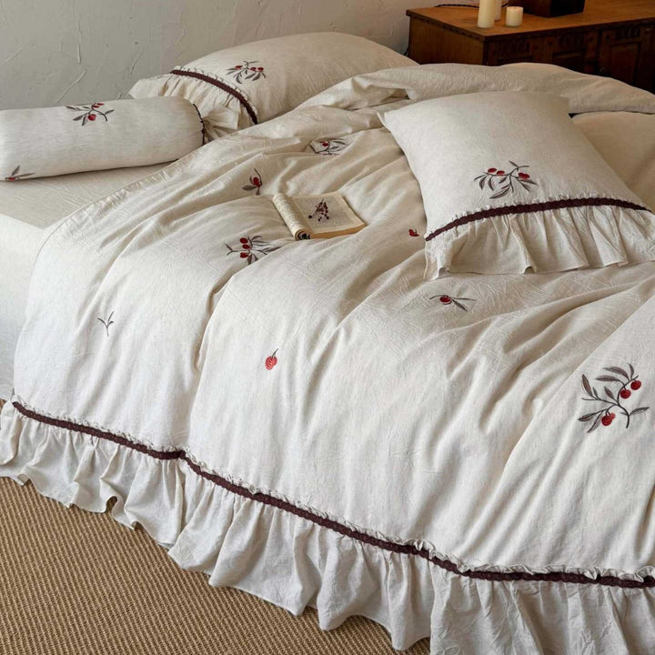Cotton-linen bed linen set with ruffled hem and embroidered berry designs