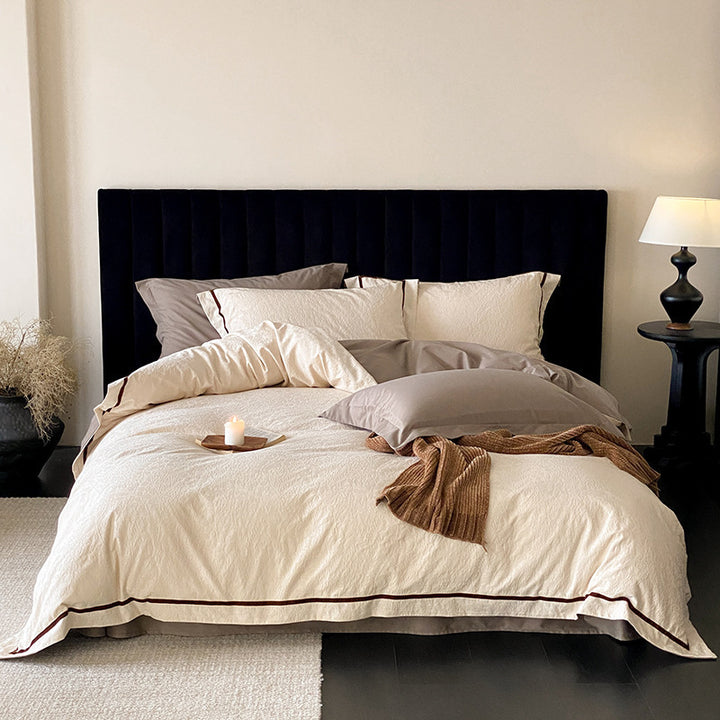 Bedding set made of cotton-linen blend with fine structure and piped seam
