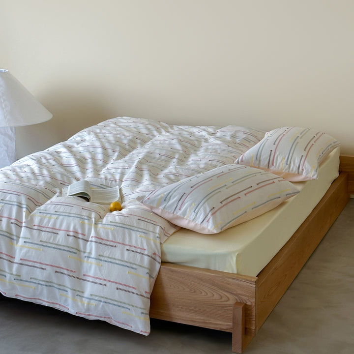 Bedding set made of cotton percale with subtle stripe and pompom design