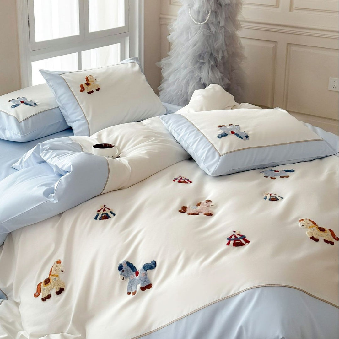 Children's bedding set with embroidered horse appliqués and fine edging
