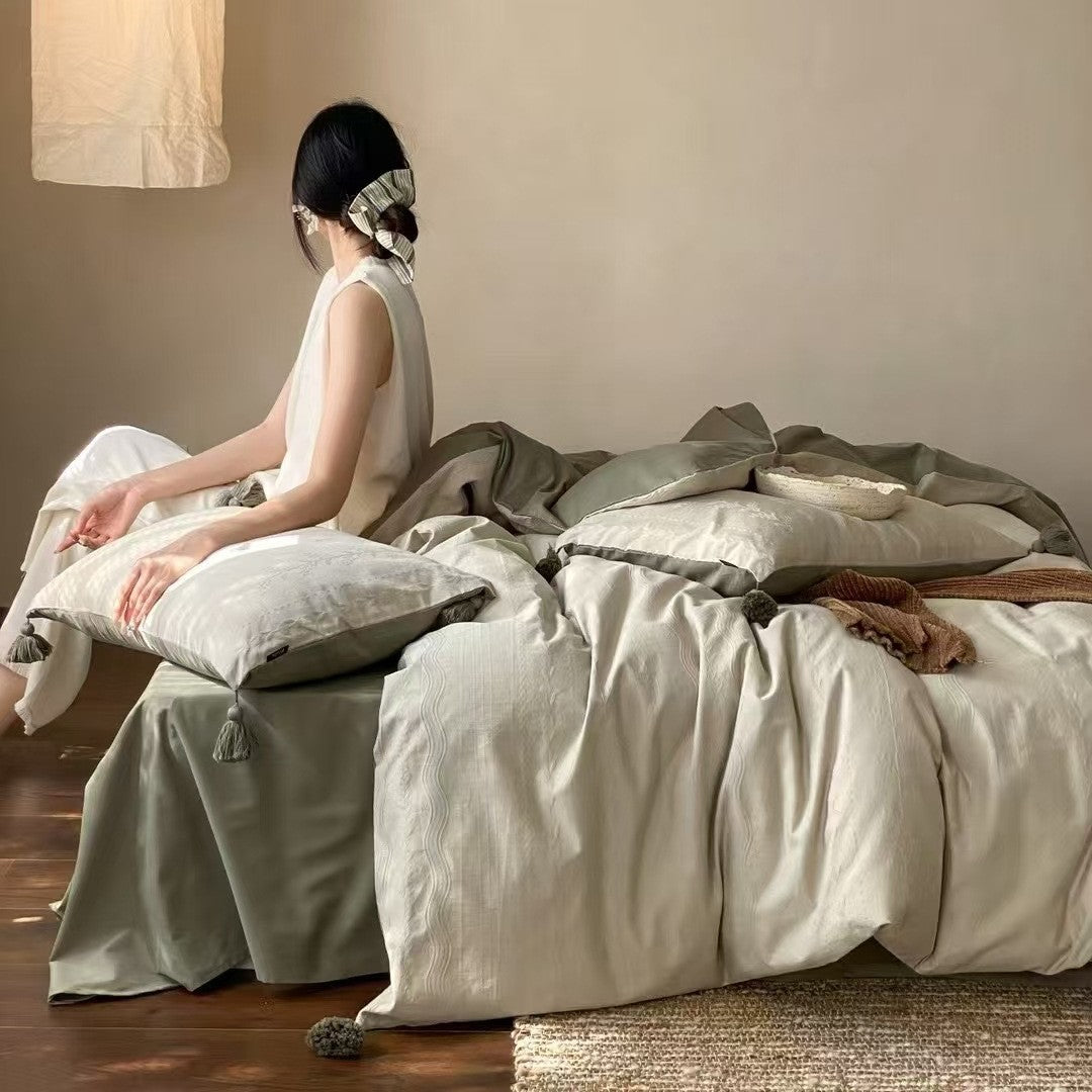 Bedding set with fine wave structure, woven relief look and tassels