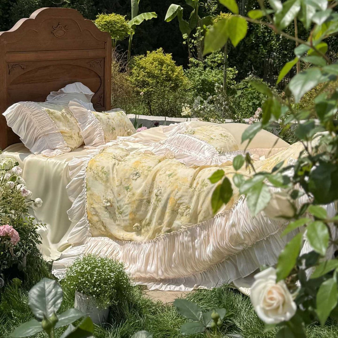 Romantic ruffled bedding set made of satin with floral pattern and ruffle