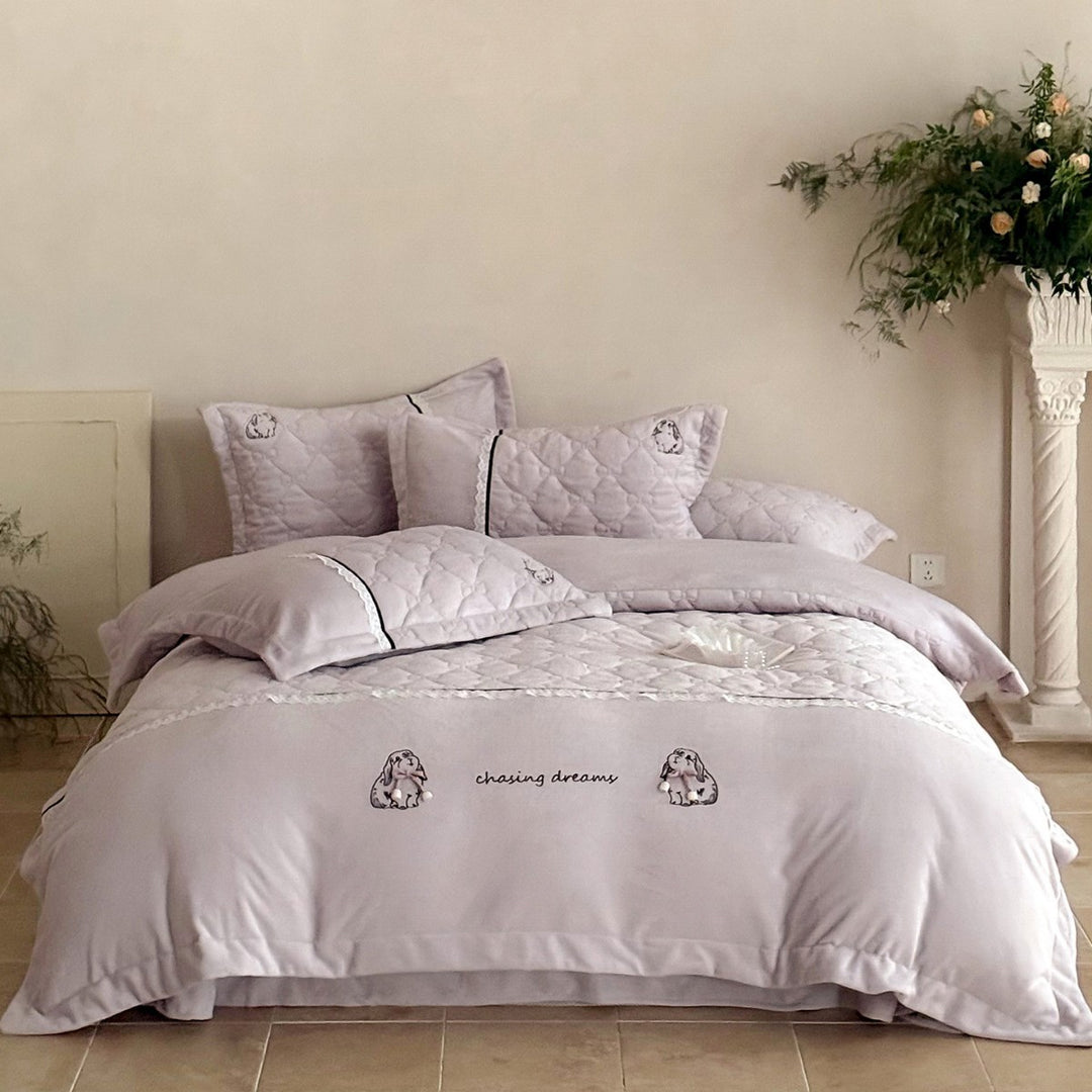 Quilted bedding set with velvet look, quilted heart pattern and lace border