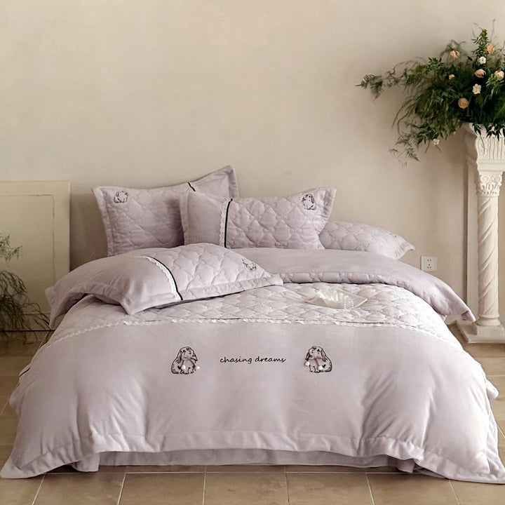 Quilted bedding set with velvet look, quilted heart pattern and lace border