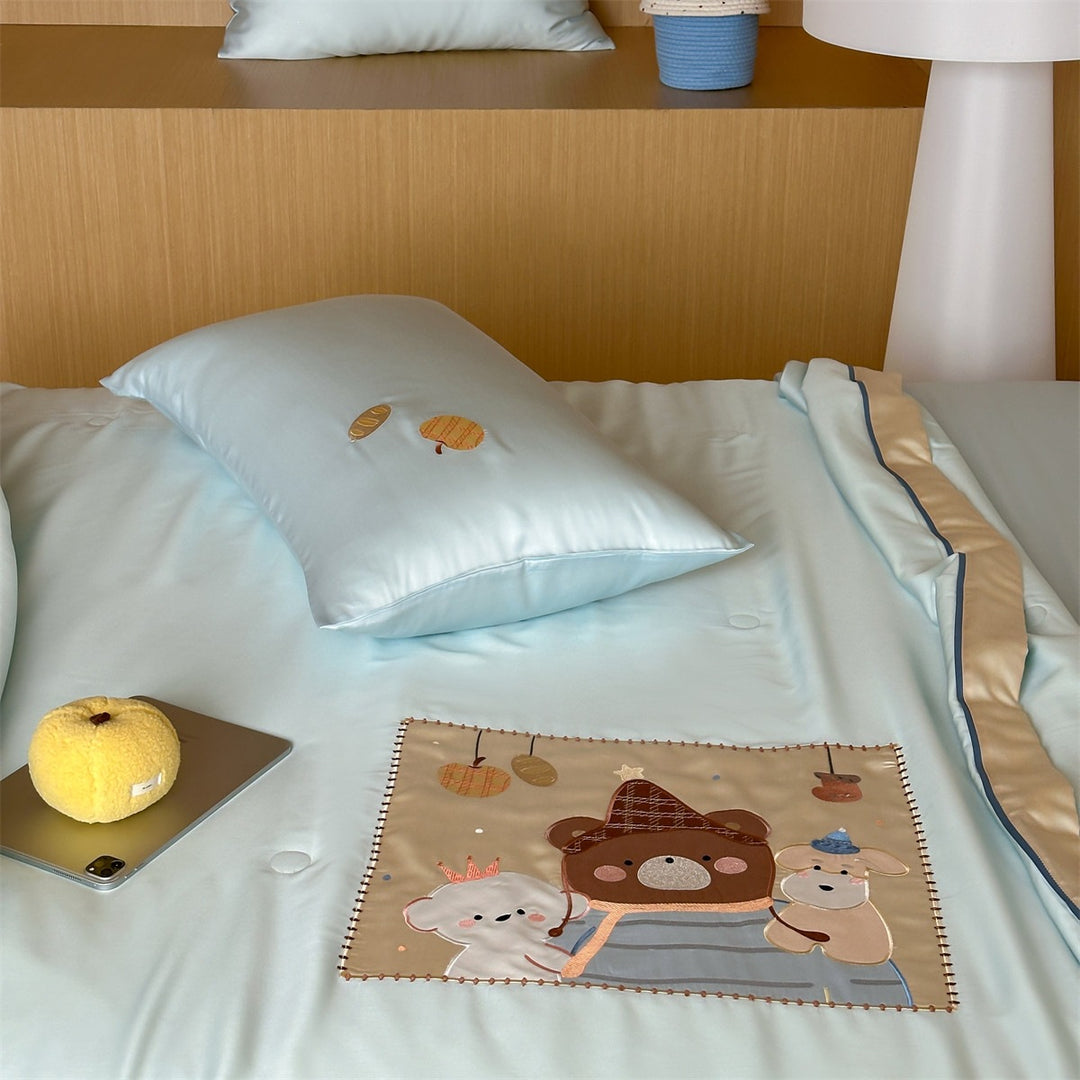 Children's bedding set with appliquéd animal figures, satin cover and quilted blanket