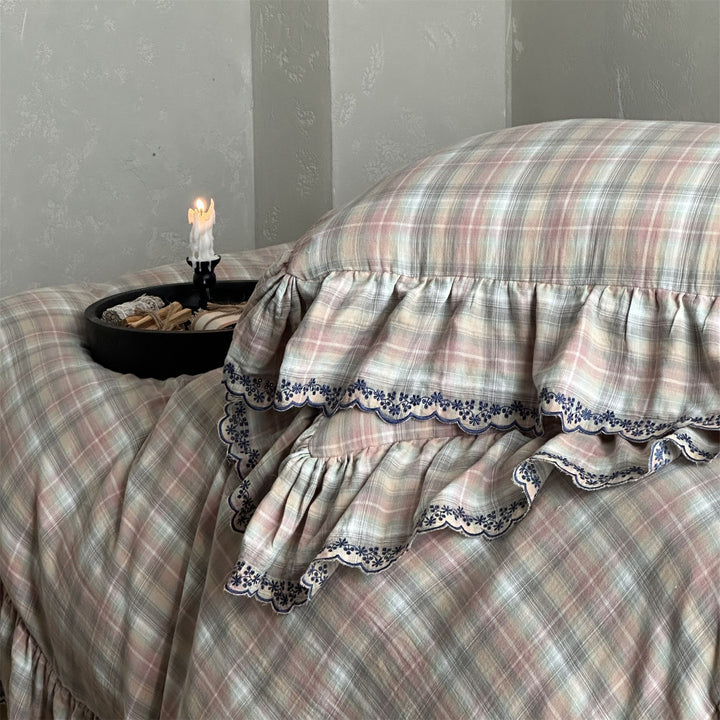 Bedding set with check pattern, ruffles and lace trim