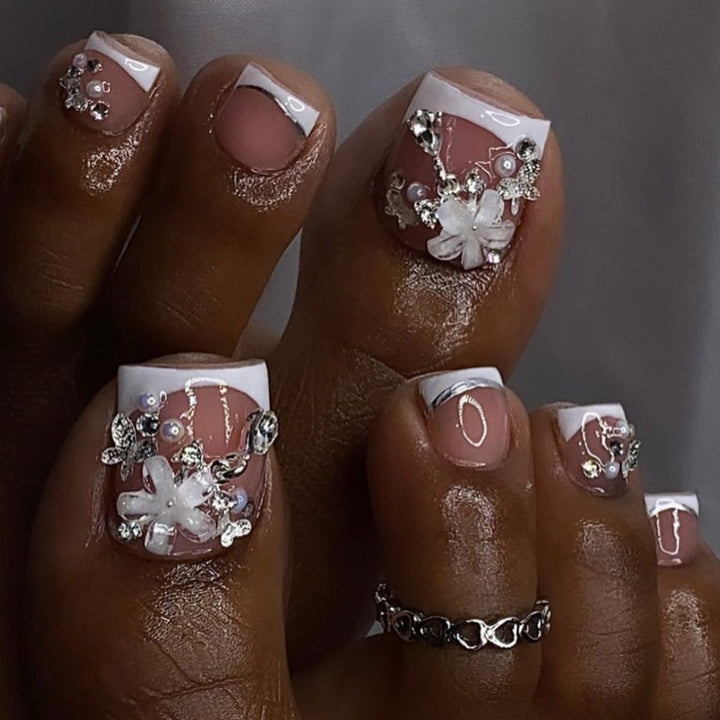 Artful toenail decoration with elegant gold accent Kalsten