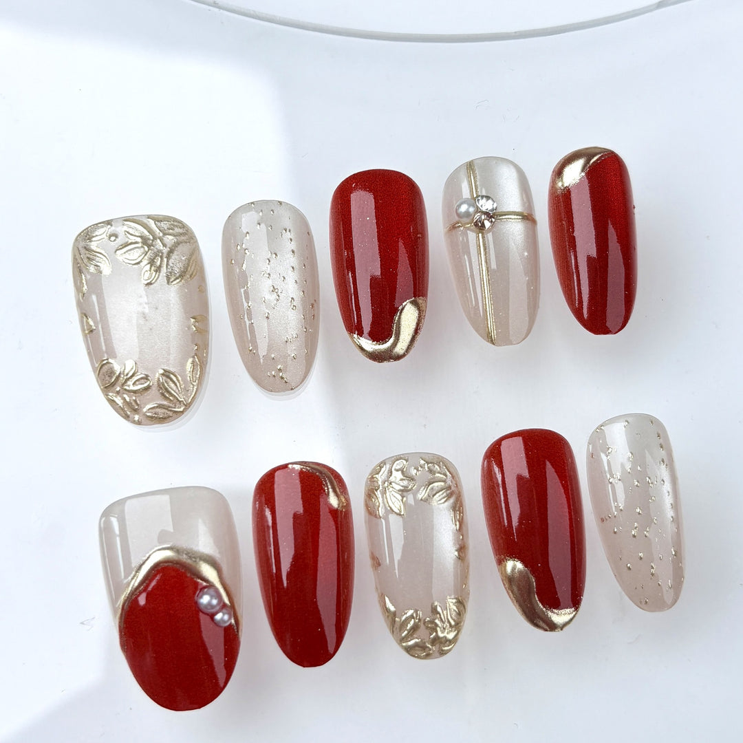 Artificial nails with elegant gold accent Kalsten