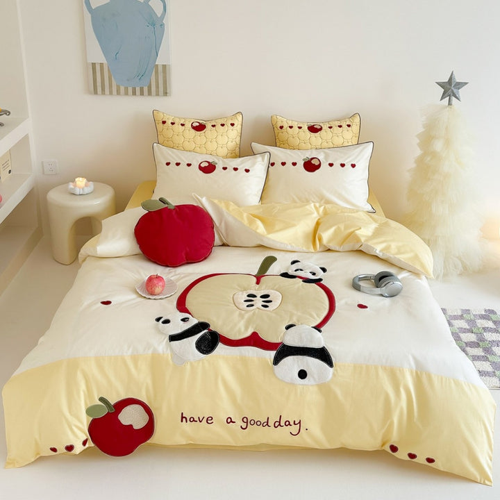 Children's bedding set with appliquéd apple and panda motif