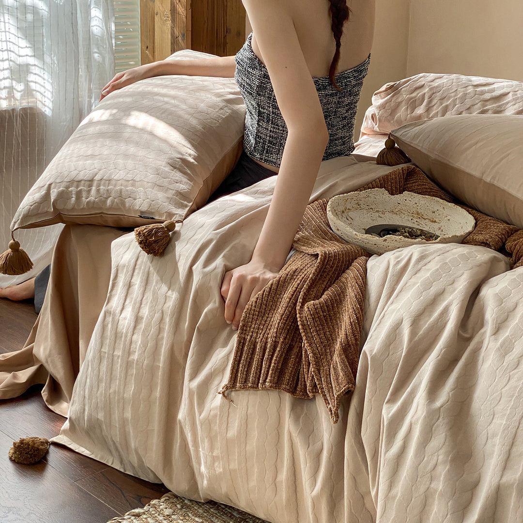 Bedding set with fine wave structure, woven relief look and tassels