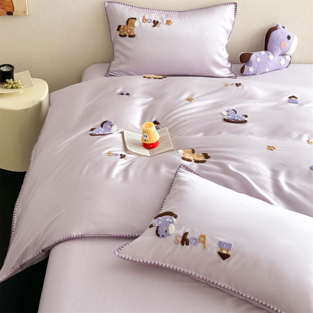 Children's bedding set made of cotton satin with embroidered animal appliqués and delicate piping