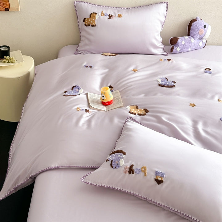 Children's bedding set made of cotton satin with embroidered animal appliqués and delicate piping