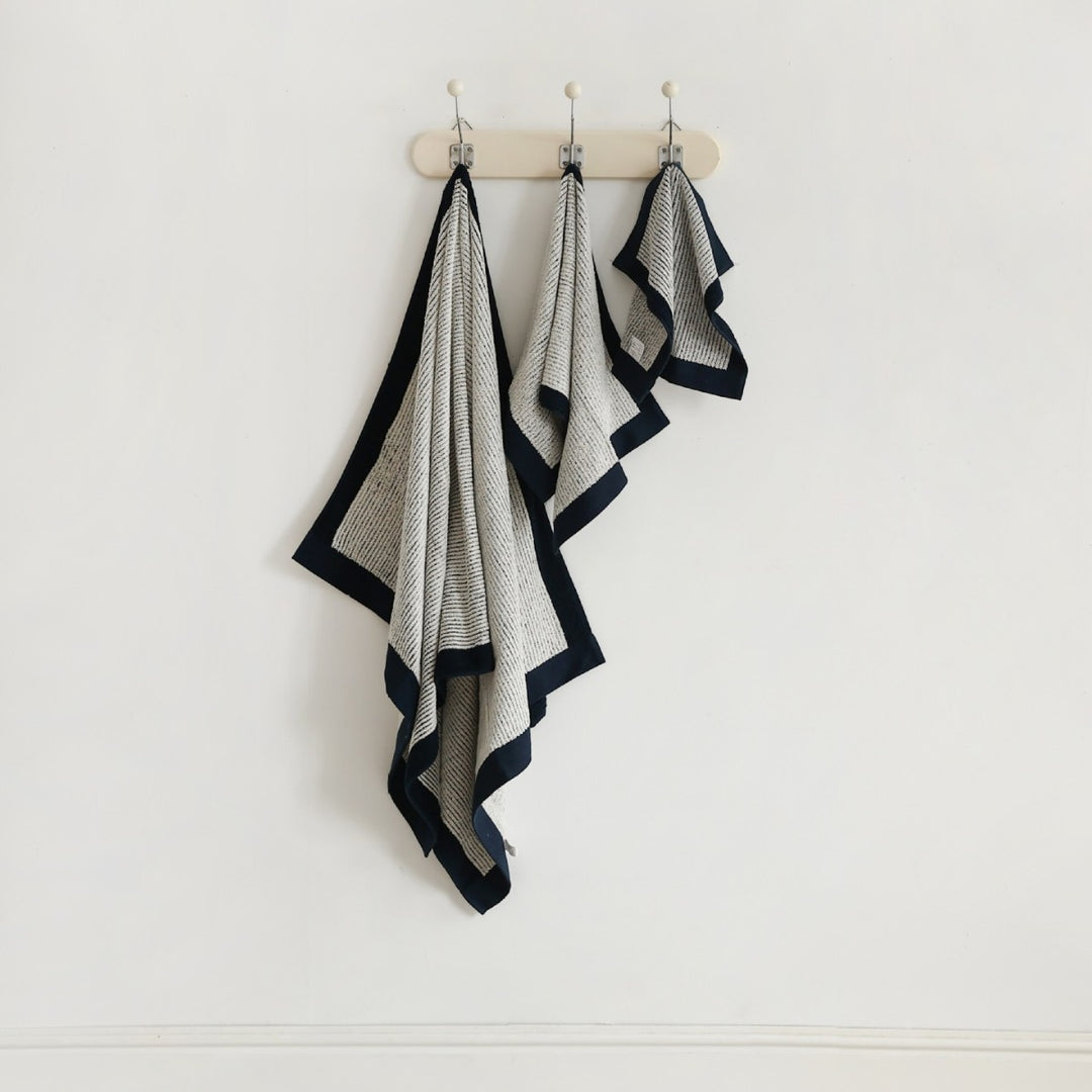 Jacquard guest towel made of cotton terry with playful bird and heart pattern