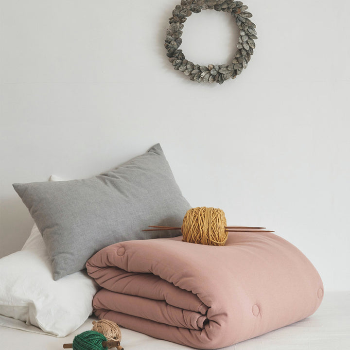 Ultralight climate-regulating quilted blanket with compact filling and cotton surface