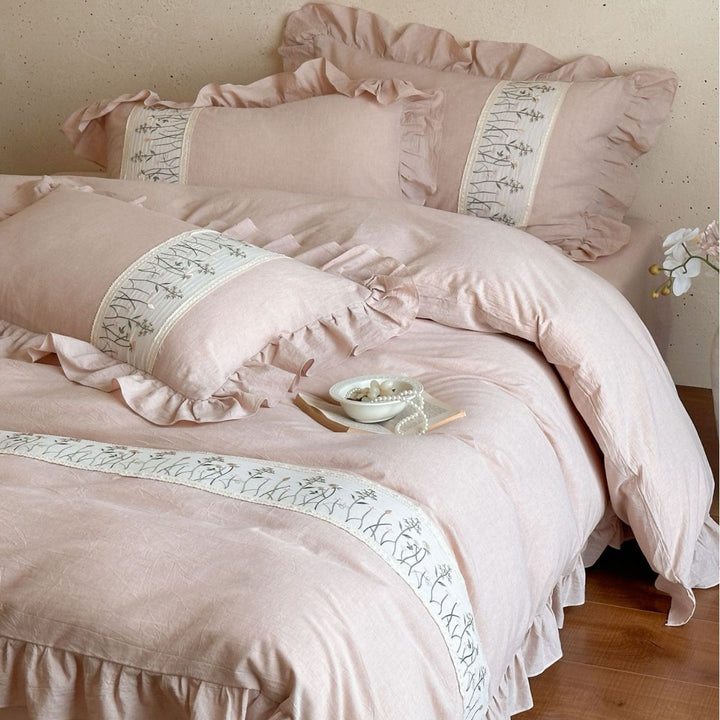 Romantic bedding set made of cotton-linen with ruffled frills and embroidered floral border