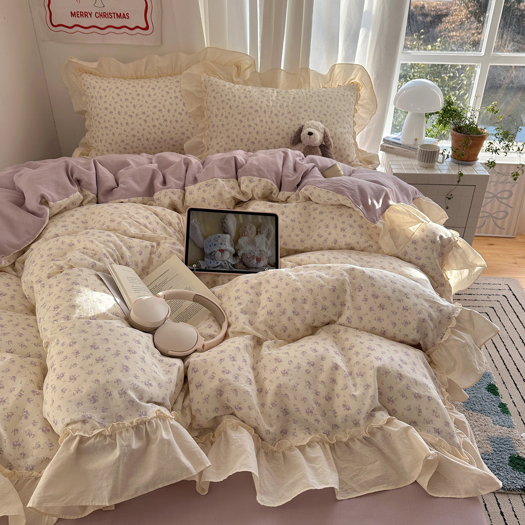 Bedding set made of cotton percale with delicate floral design, ruffle frill and reversible duvet cover