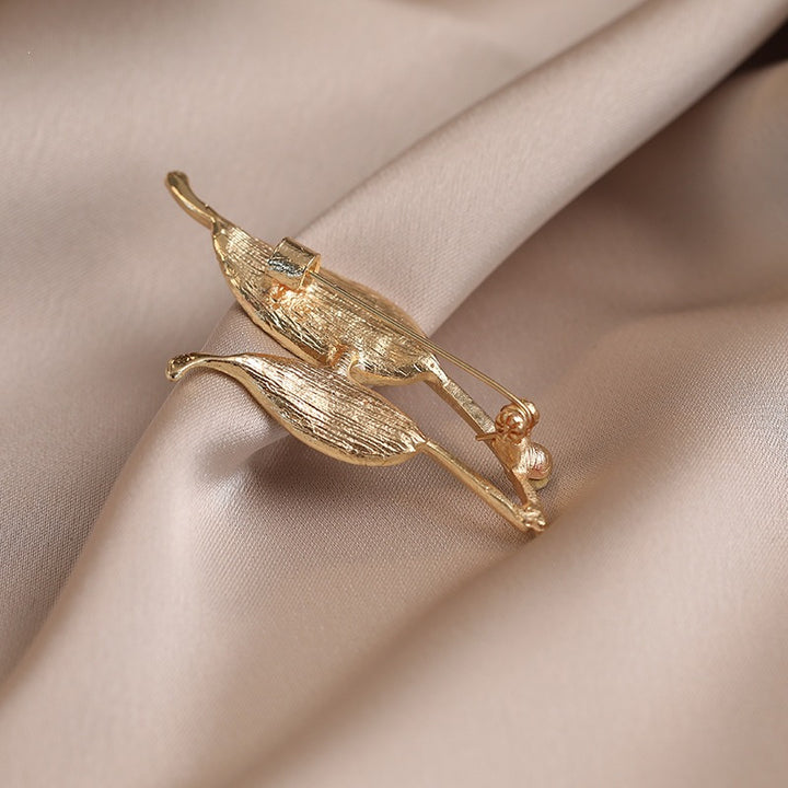 Elegant brooch with leaf shape and crystals Kalsten
