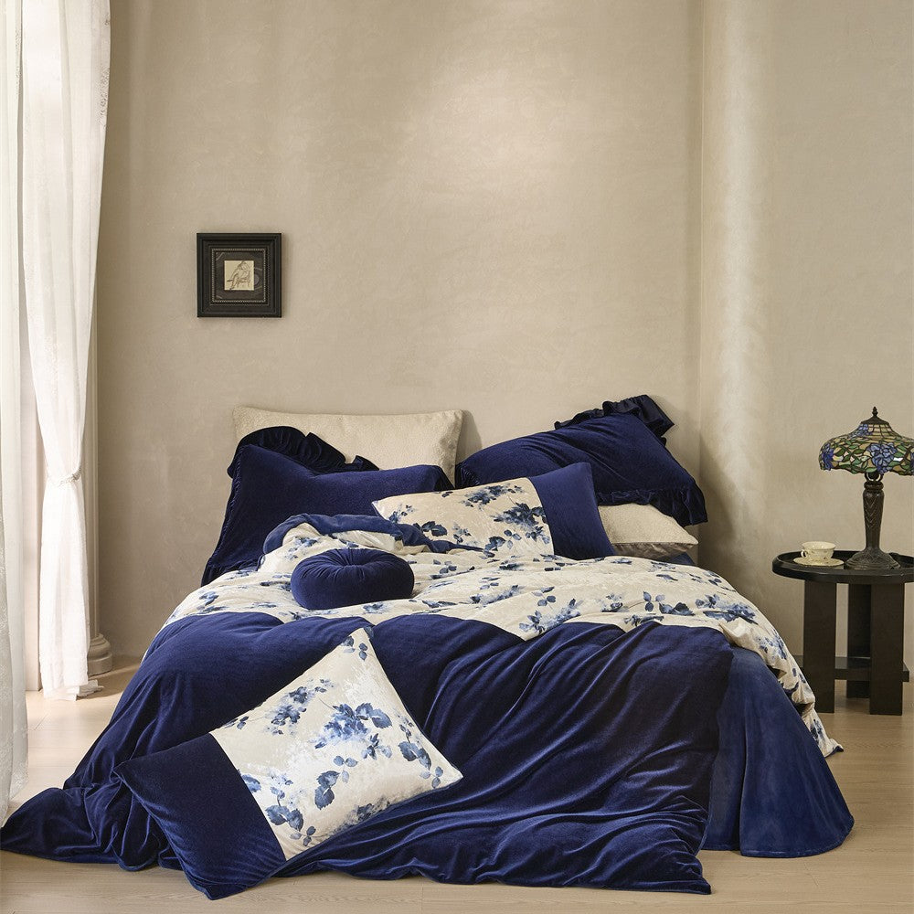 Samt bedding set with patchwork floral motif and reversible pillow