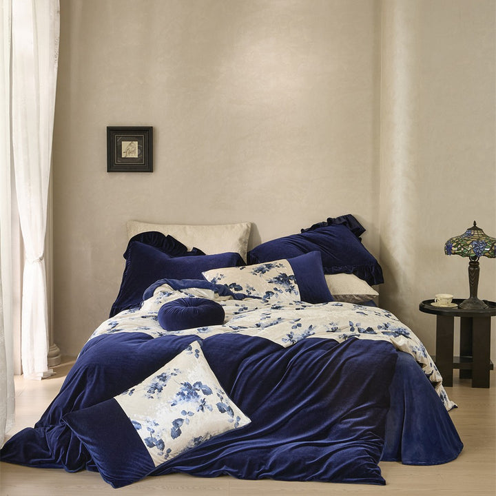Samt bedding set with patchwork floral motif and reversible pillow