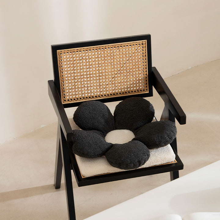 Ergonomic flower seat cushion made of bouclé teddy for chair and stool