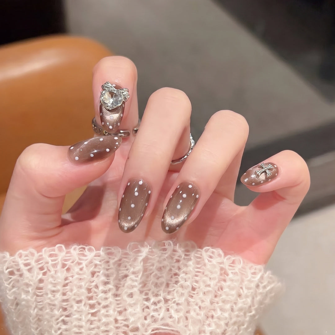 Elegant Press-On Nail Art Set with Distinctive Metallic Accents Kalsten