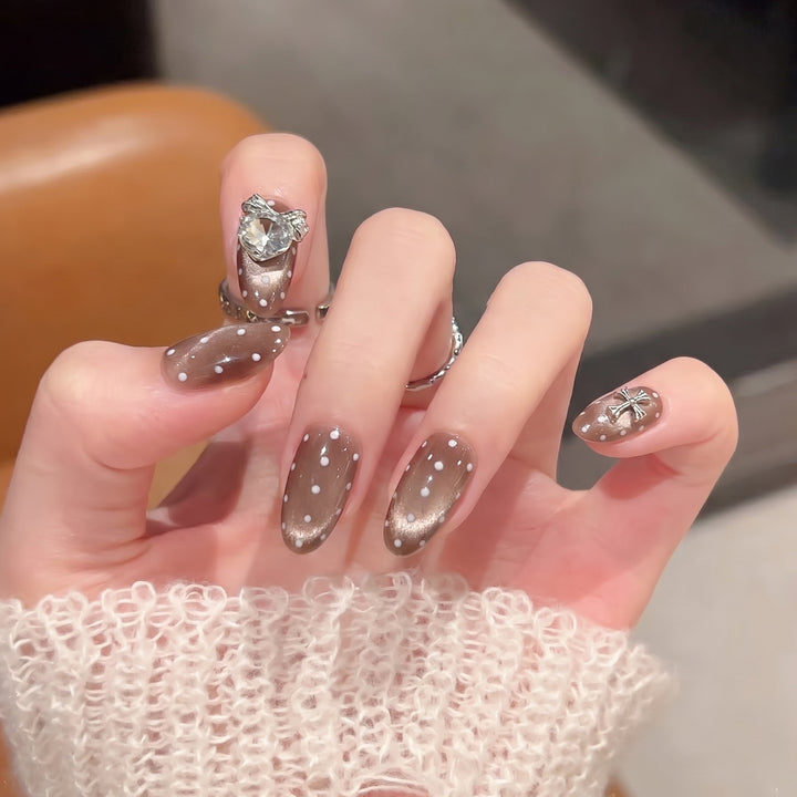 Elegant Press-On Nail Art Set with Distinctive Metallic Accents Kalsten