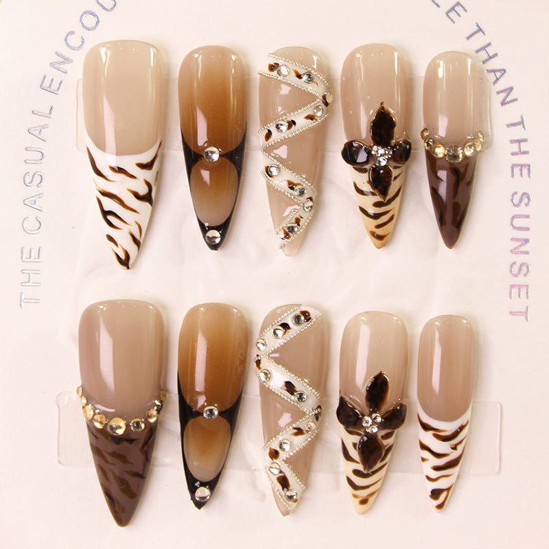 Artificial nails with extravagant designs and glitter accents Kalsten
