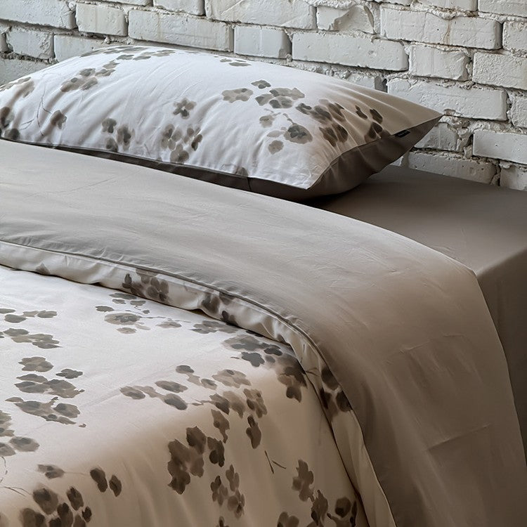 Cotton satin bedding set with watercolor floral print and contrasted edging