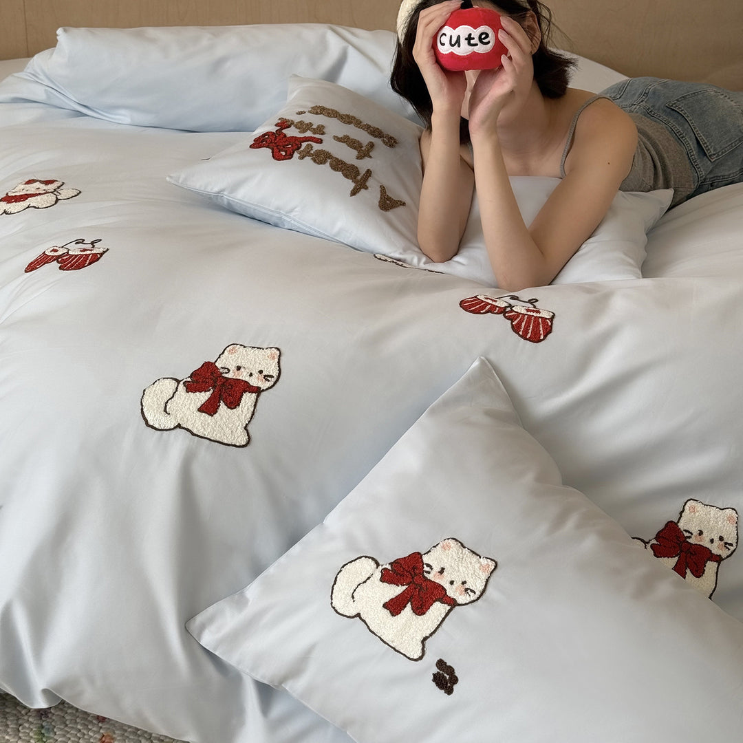 Cotton satin duvet cover set with chenille cat appliqués and fine satin quality