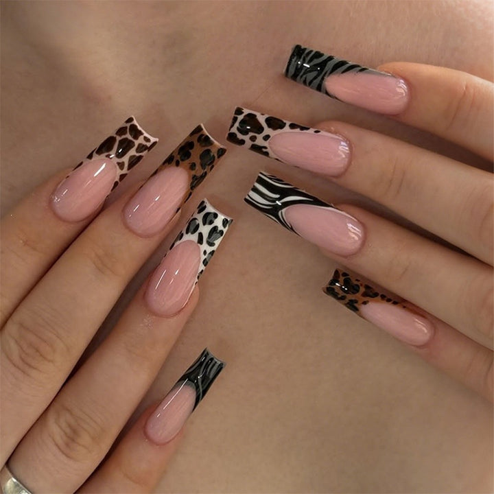 Artificial nail set with luxurious leopard pattern and elegant accents Kalsten