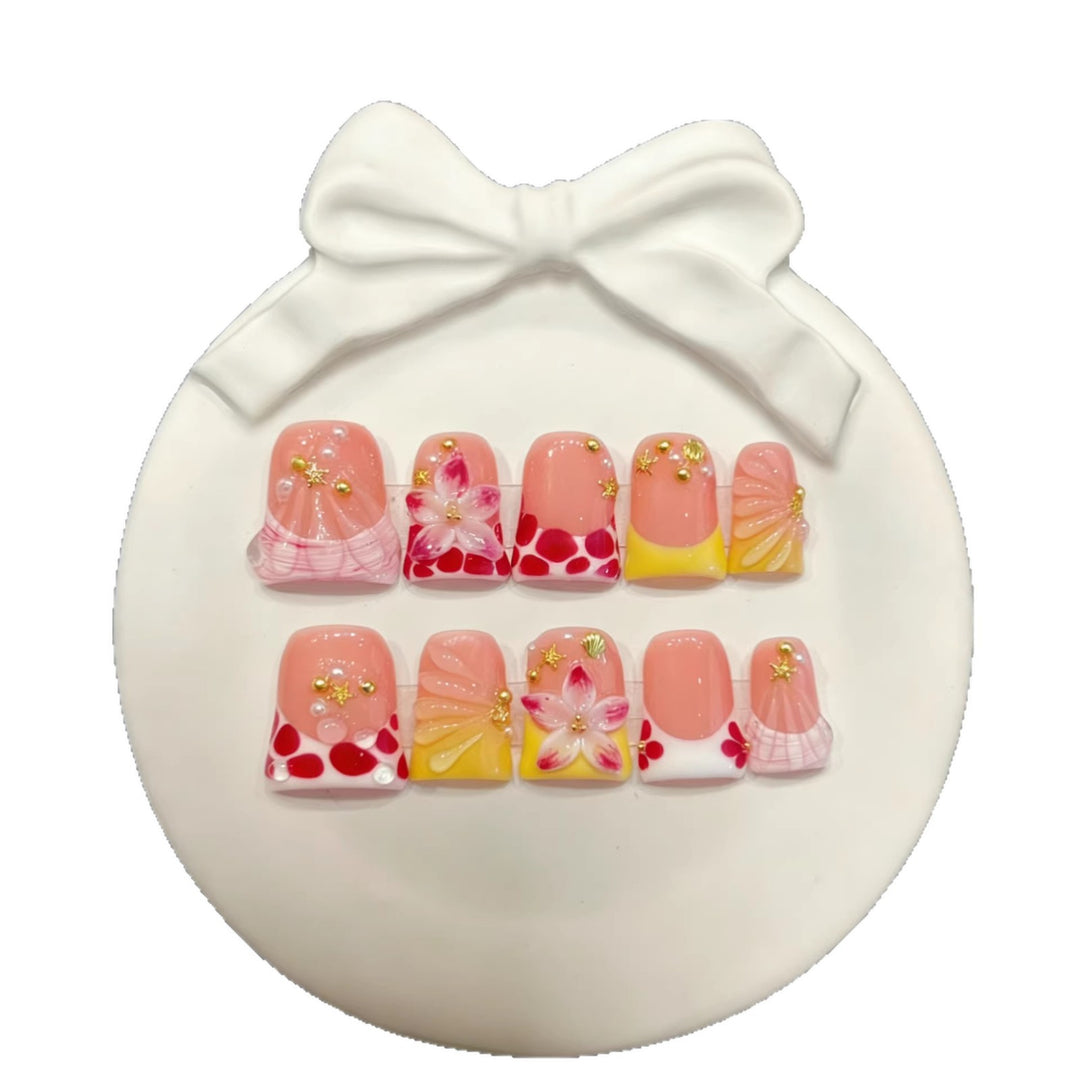 Artistic Press-On Nail Set with Elegant Floral Accents