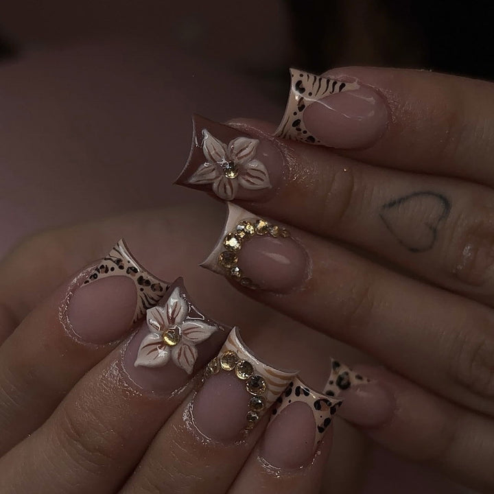 Artificial nail set with floral embellishments and elegant glitter details Kalsten