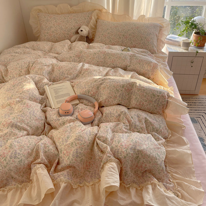 Bedding set made of cotton percale with delicate floral design, ruffle frill and reversible duvet cover