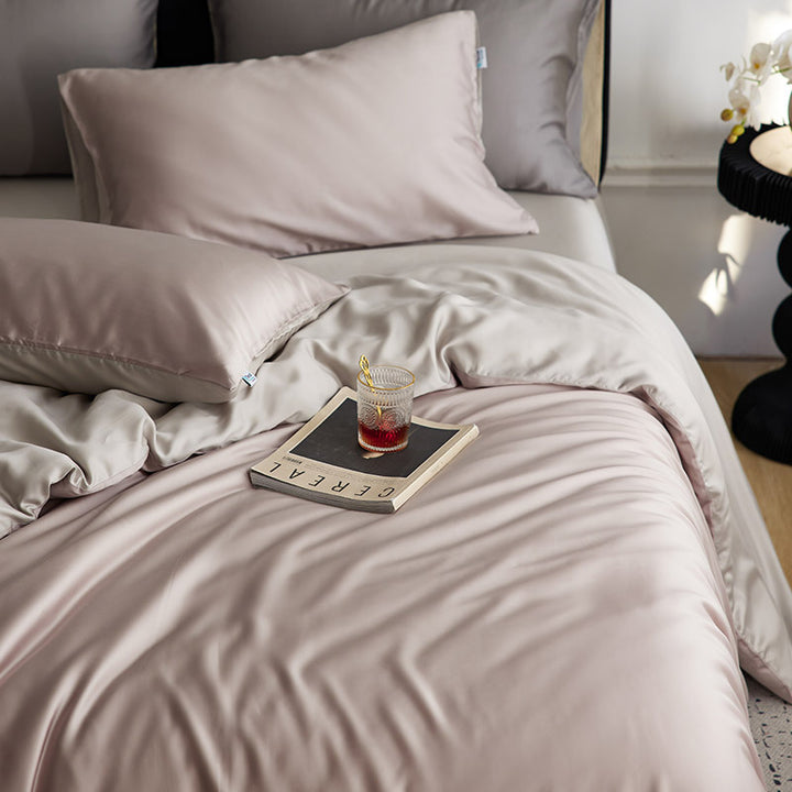 Reversible bedding set made of cotton satin with a silky feel and subtle quilted border