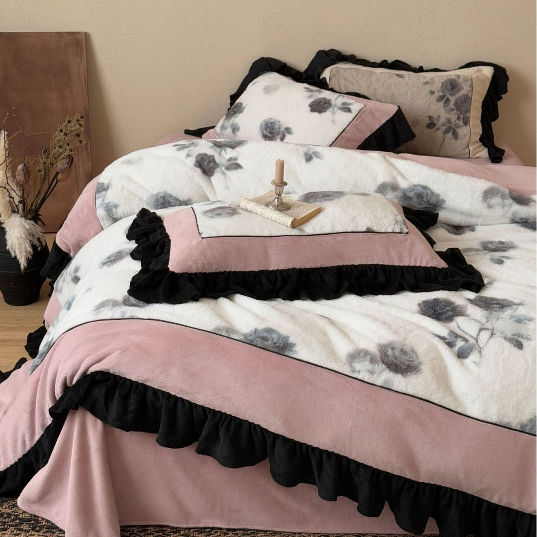 Bedding set watercolor flower print with structured chenille front and contrasting wave edge