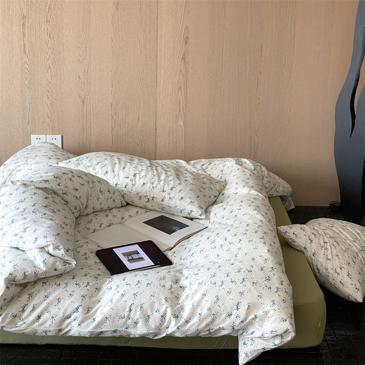 Bedding set made of cotton with delicate botanical print