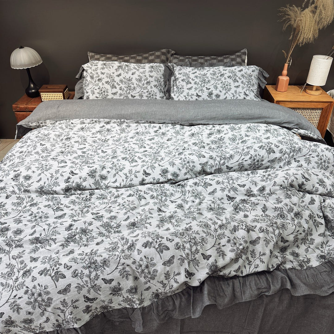 Bedding set with butterfly motif and ruffle edge in linen look