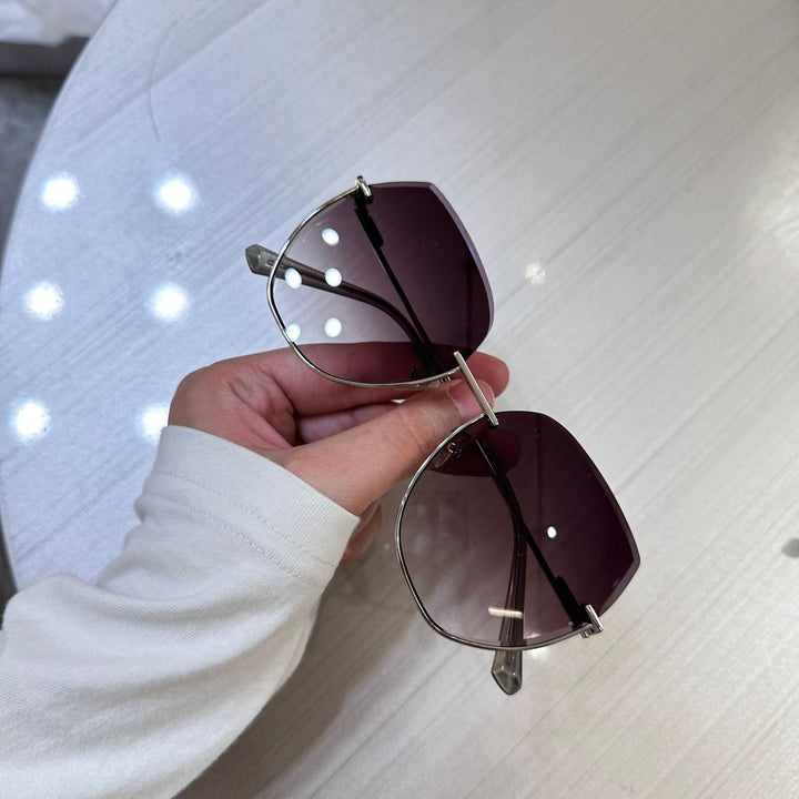Women's sunglasses with an elegant, wide frame and luxurious accents Kalsten