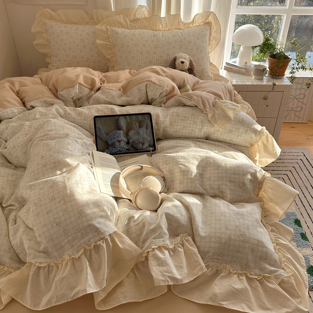 Bedding set made of cotton percale with delicate floral design, ruffle frill and reversible duvet cover