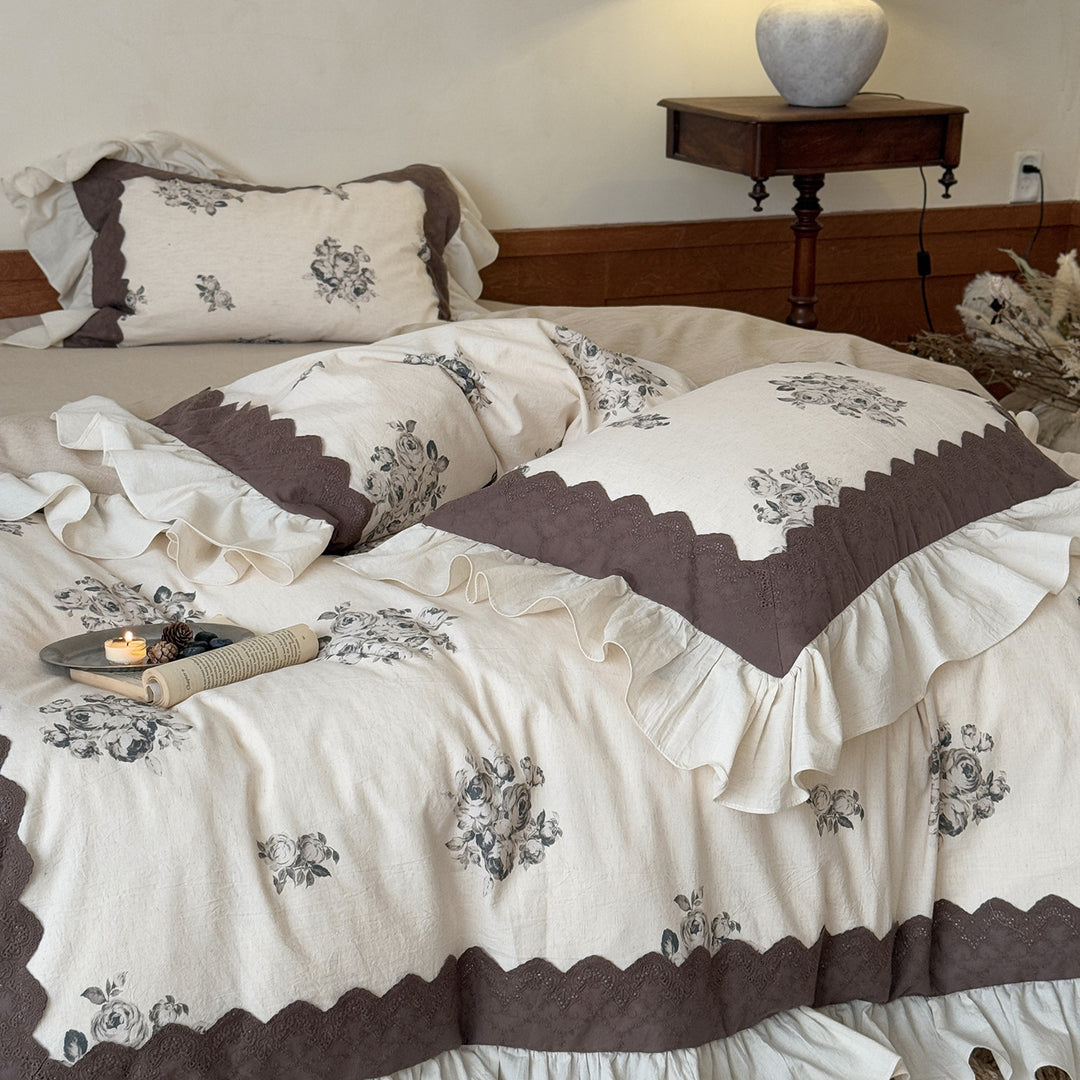 Cotton-linen bedding set with vintage floral print, ruffles and fringes