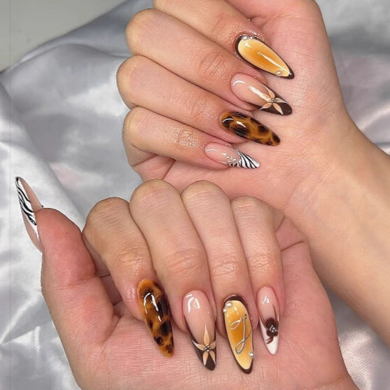 Artificial nails in a playful flower design with glittering accents Kalsten