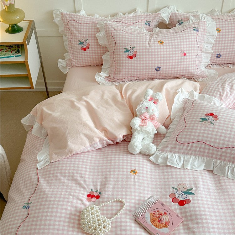 Playful cotton bedding set with ruffles and appliqués